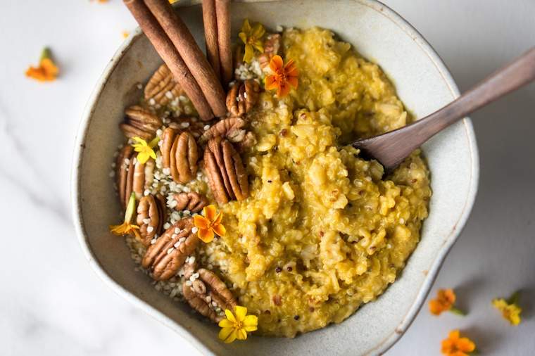 Diese Kurkuma-Kürbis-Quinoa-Haferflocken ist das perfekte Frühstück nach dem Dreier