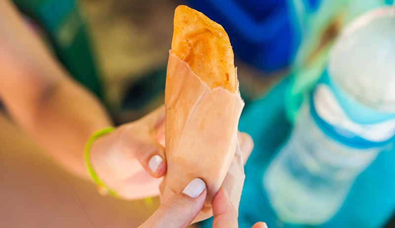 Deze 3-ingrediënt luchtfriteuse Venezolaanse veganistische empanadas zijn de perfecte fiber- en eiwit-packed ontbijt