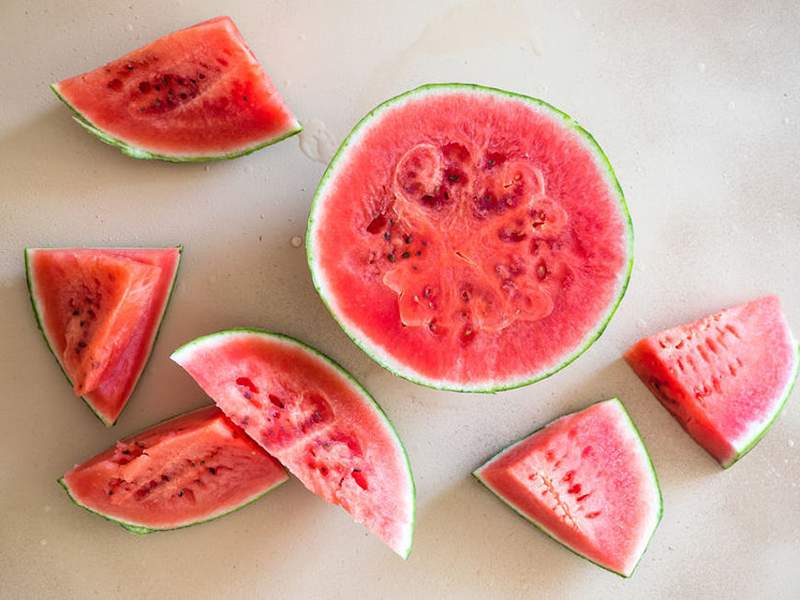 Brauchen Sie Eis, das in der Hitze nicht schmilzt? Einfrieren von Wassermelonenwürfel