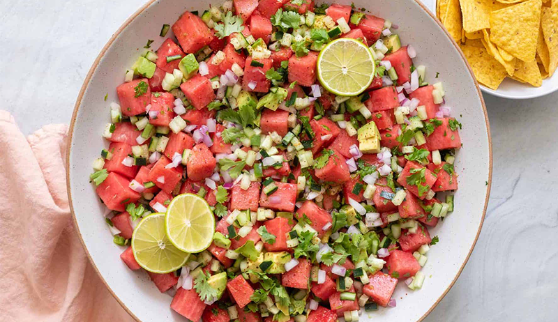 Dieses feuchtigkeitsspendende 5-minütige Wassermelon-Salsa-Rezept ist mit 3 essentiellen Antioxidantien beladen, die zur Bekämpfung der Entzündung beitragen