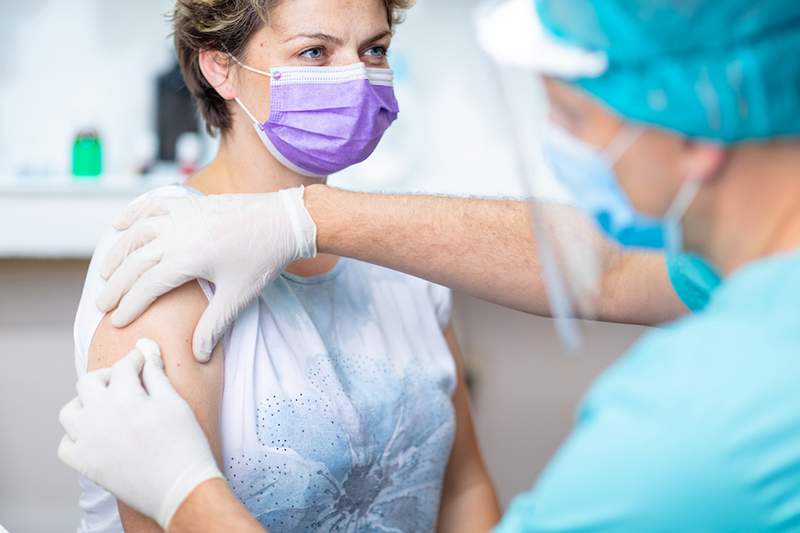 Todas sus preguntas más apremiantes sobre la vacuna contra la gripe de este año, respondidas por expertos en salud