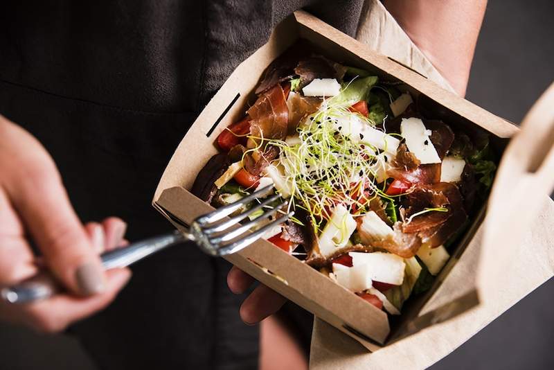 Jak jeść zdrowo w Whole Foods Hot Bar, według zarejestrowanego dietetyka