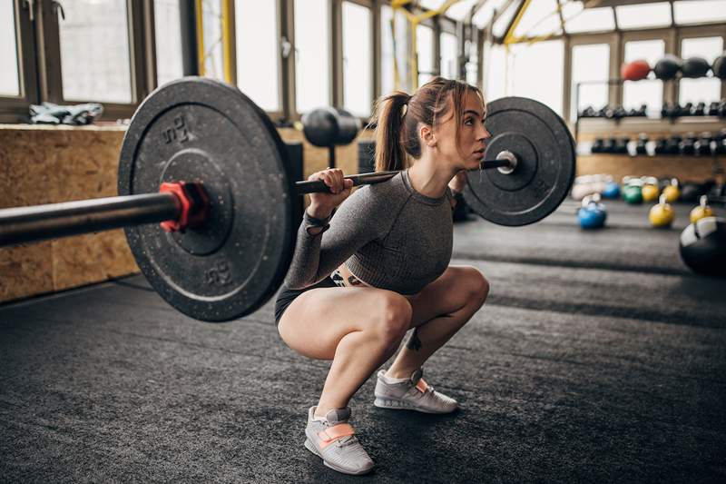 Ecco perché la vecchia regola tieni il petto per gli squat è obsoleta e potrebbe potenzialmente causare un infortunio