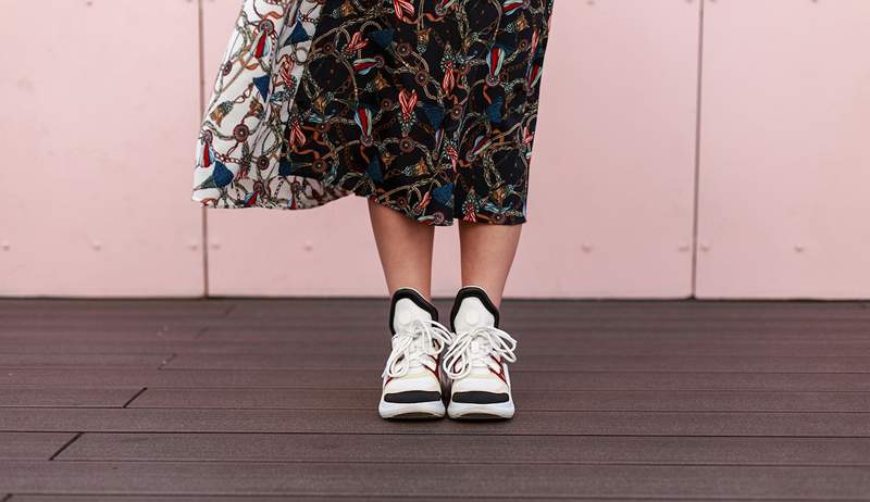 Die falsche Schuhtheorie ist Ihr Styling -Hack, um Outfits trendy und komfortabel zu machen