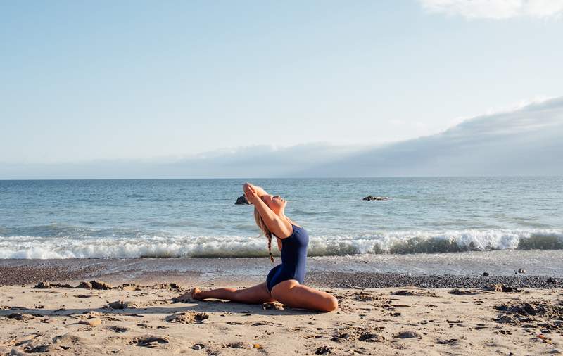 5 backbend da yoga che funzionano per mobilitare una colonna vertebrale contratta