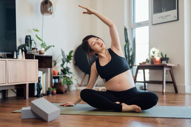 Questi pantaloni da yoga di maternità garantiscono comfort e supporto durante la gravidanza e anche dopo