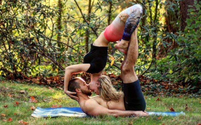 Detta Acroyoga -par tog sitt äktenskapförslag till nya höjder (bokstavligen)