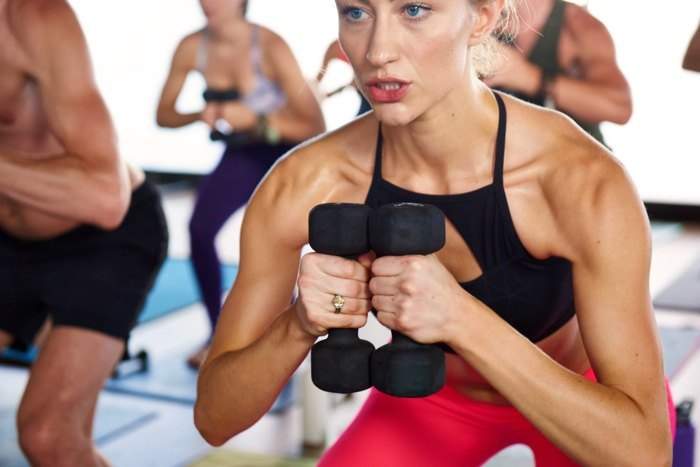 Mengapa lebih banyak yogi menambahkan bobot pada latihan yoga mereka