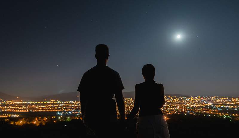 Sem astrolog in tukaj je tisto, kar morate vedeti o združljivosti lune v fazi