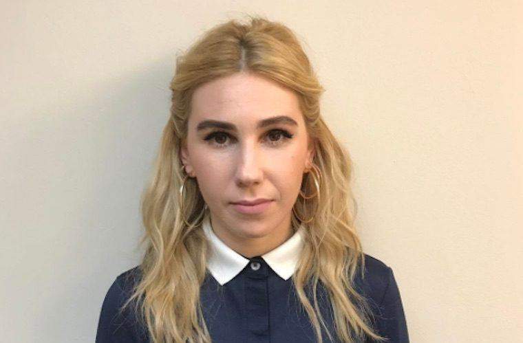 Yksi asia, jonka Zosia Mamet on tehnyt, koska hän oli teini -ikäinen selkeälle iholle